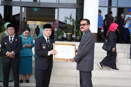 Gubernur Kalimantan Barat Ria Norsan menyerahkan penghargaan pada peringatan HUT ke-69 Kalbar di halaman Kantor Gubernur