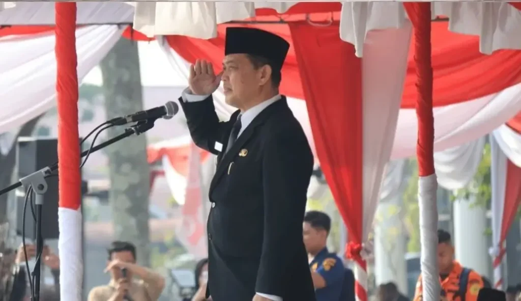 Gubernur Kalbar Ria Norsan memimpin upacara HUT ke-69 Pemprov Kalbar. (instagram/@adpim.provkalbar)