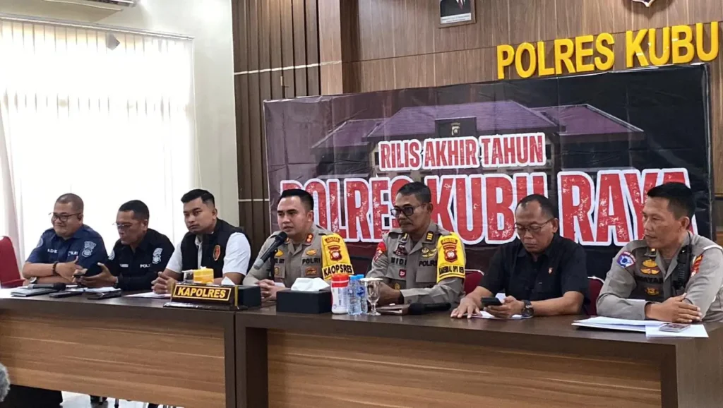 Kapolres Kubu Raya AKBP Kadek Ary Mahardika saat rilis akhir tahun kinerja Polres Kubu Raya 2025. (Foto:Humas Polres/ird)