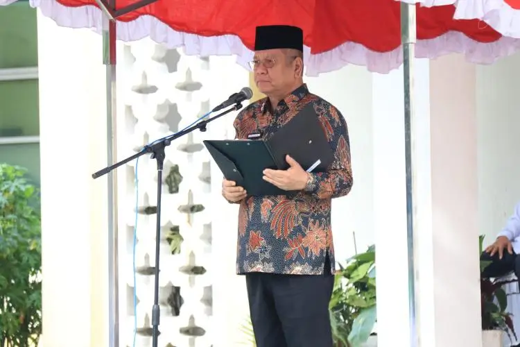 Sekda Kalbar Harisson saat menjadi inspektur upacara Hari Amal Bakti ke-80 Kementerian Agama Kalimantan Barat. (MC Kalbar)