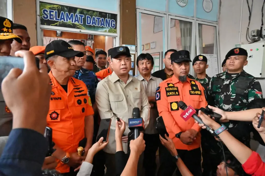 Menteri Perhubungan Dudy Purwagandhi meninjau Posko SAR pencarian pesawat ATR 42-500 di Sulawesi Selatan. (Foto Ika /BIKP Kemenhub)