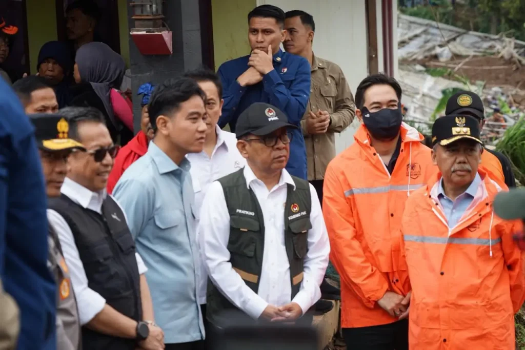 Menko PMK Pratikno dan Wapres Gibran meninjau lokasi longsor Pasirlangu Bandung Barat. (Foto: Humas KemenkoPMK)