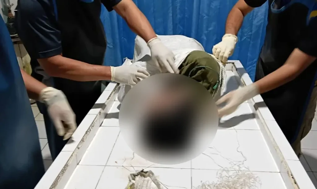 Jenazah pria ditemukan terbungkus karung di sebuah kamar kos di Kabupaten Sanggau, Kalimantan Barat. (Foto Polres Sanggau)