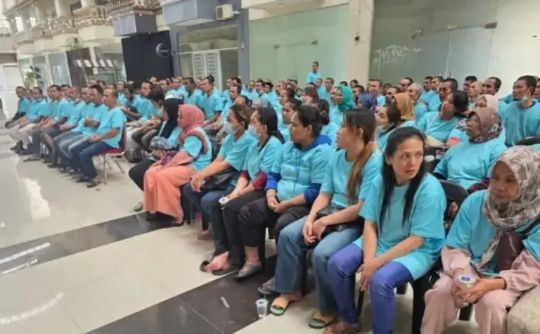 Petugas KJRI Johor Bahru mendampingi pemulangan WNI yang dideportasi dari Malaysia melalui Pelabuhan Pasir Gudang