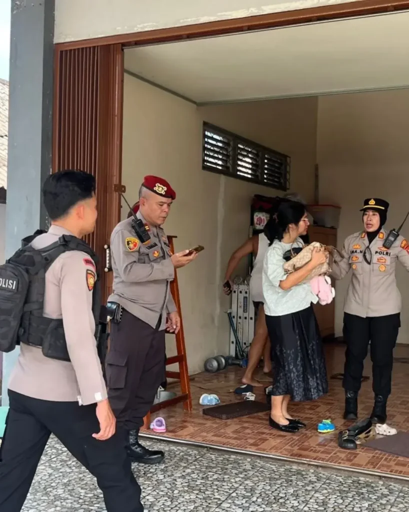 Kapolsek Pontianak Selatan AKP Inayatun Nurhasanah meninjau lokasi kebakaran rumah warga di Jalan Purnama. (instagram.com/polsek_pontianakselatan)
