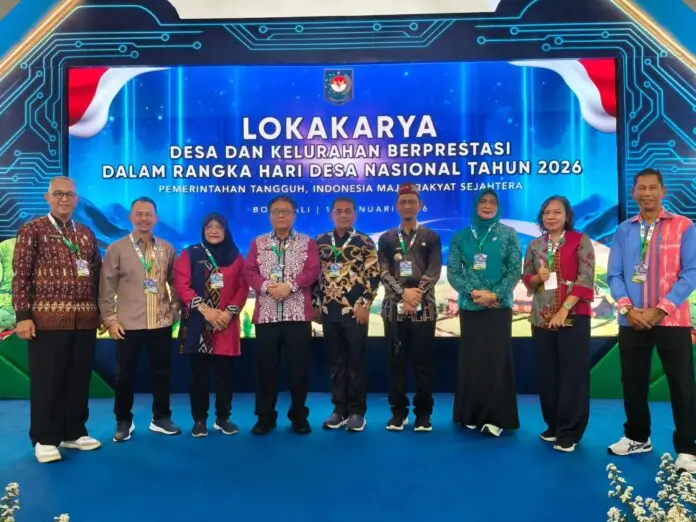 Perwakilan Kelurahan Nyarumkop menerima penghargaan Juara I Lomba Kelurahan Kalimantan Barat. (Dok. MC Singkawang)
