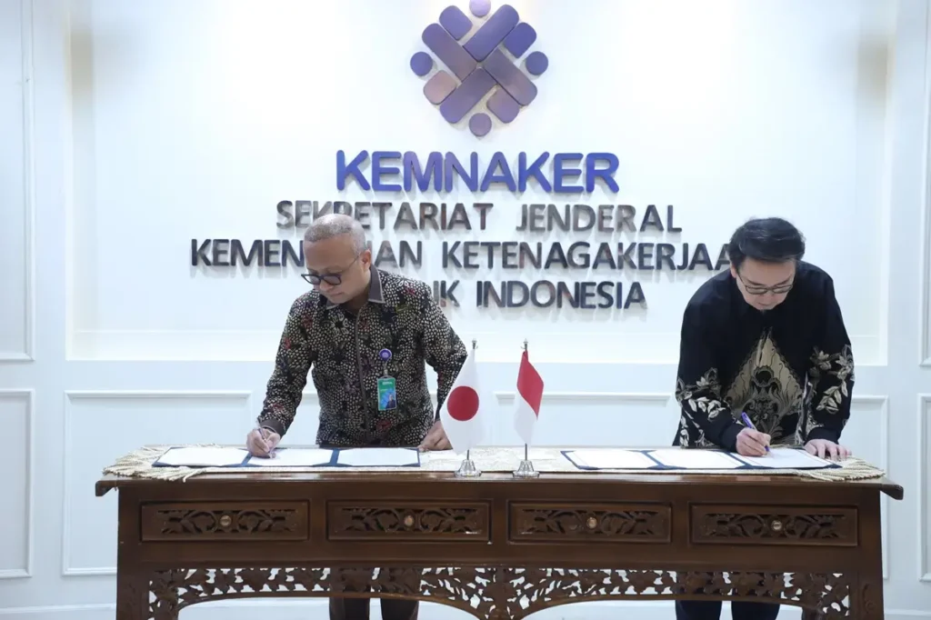 Penandatanganan MoC kerja sama magang antara Kemnaker dan Prefektur Kagawa Jepang di Jakarta, Senin (26/1/2026). (Foto : Dok. Kemnaker)