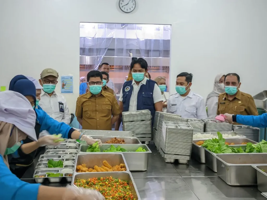Kepala BPKP Kalbar Rudy Mahani Harahap bersama Bupati Sambas Satono meninjau dapur Program Makan Bergizi Gratis di Sambas. (Dok. MC Sambas)