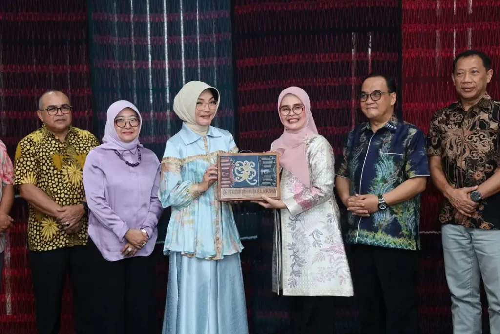 Ketua Dekranasda Pontianak Yanieta Edi Kamtono menyambut rombongan Pemkot Balikpapan