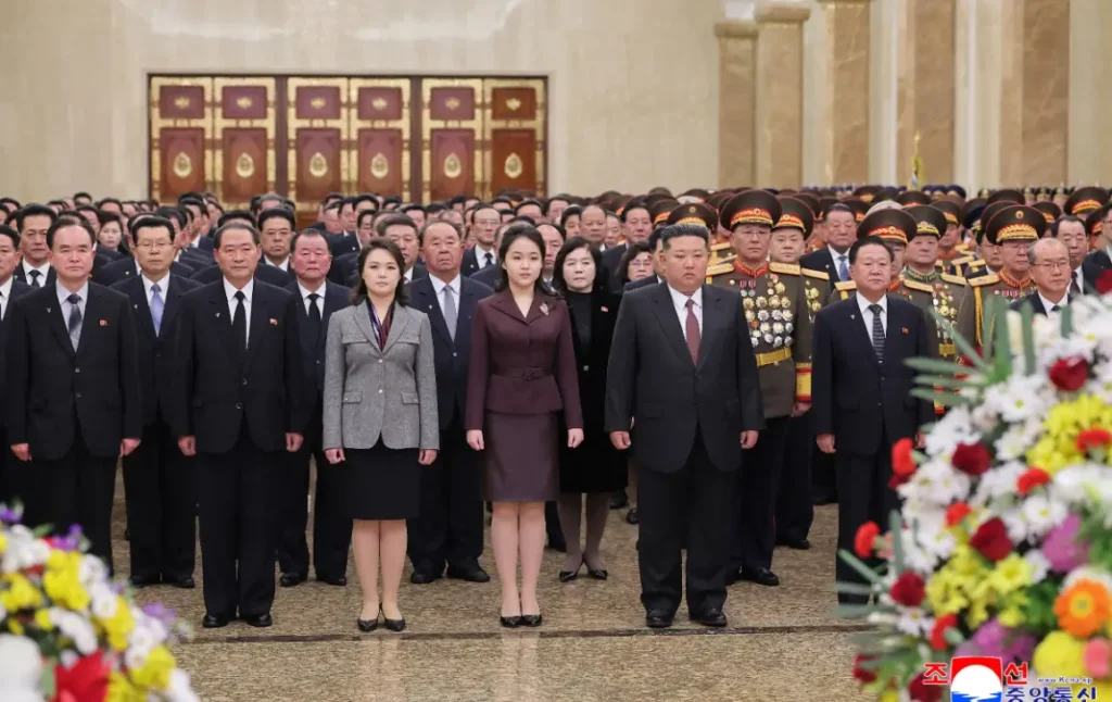 Kim Ju Ae mendampingi Kim Jong Un dalam kunjungan ke Istana Matahari Kumsusan di Pyongyang. (STR/KCNA via KNS/AFP)