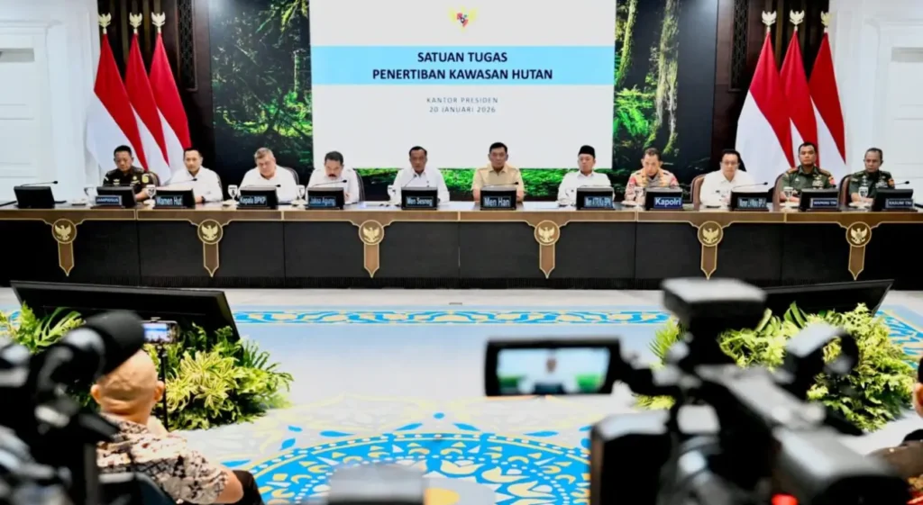 Konferensi pers Satuan Tugas Penertiban Kawasan Hutan terkait pencabutan izin perusahaan pelanggar di Istana Kepresidenan Jakarta. (Foto: BPMI Setpres/Cahyo)
