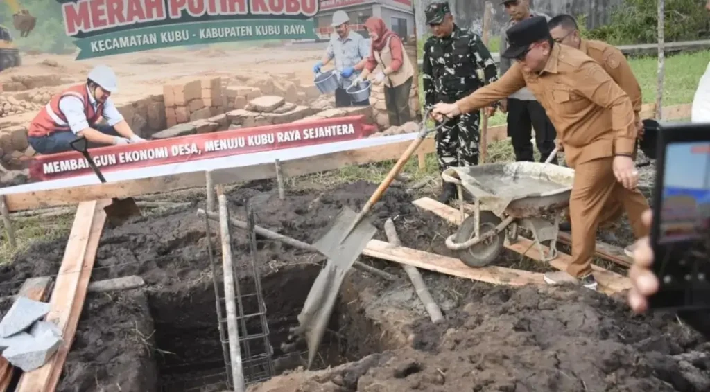 Bupati Kubu Raya Sujiwo melakukan peletakan batu pertama pembangunan Koperasi Desa Merah Putih. (instagram/@prokopim_kuburaya)