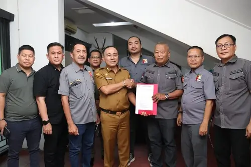 Krisantus Kurniawan menyerahkan berkas pendaftaran calon Ketua Umum Perbakin Kalbar di GOR Pangsuma Pontianak. (MC Kalbar)
