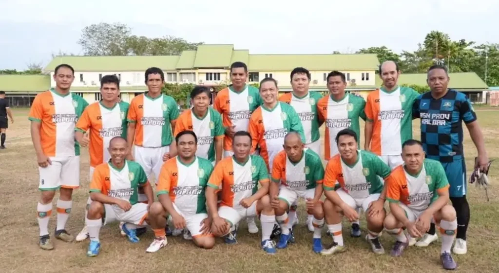 Gubernur Kalbar Ria Norsan membuka Liga 4 Piala Gubernur Zona Kalbar 2026 di Stadion SSA Pontianak. (instagram/@adpim.provkalbar)