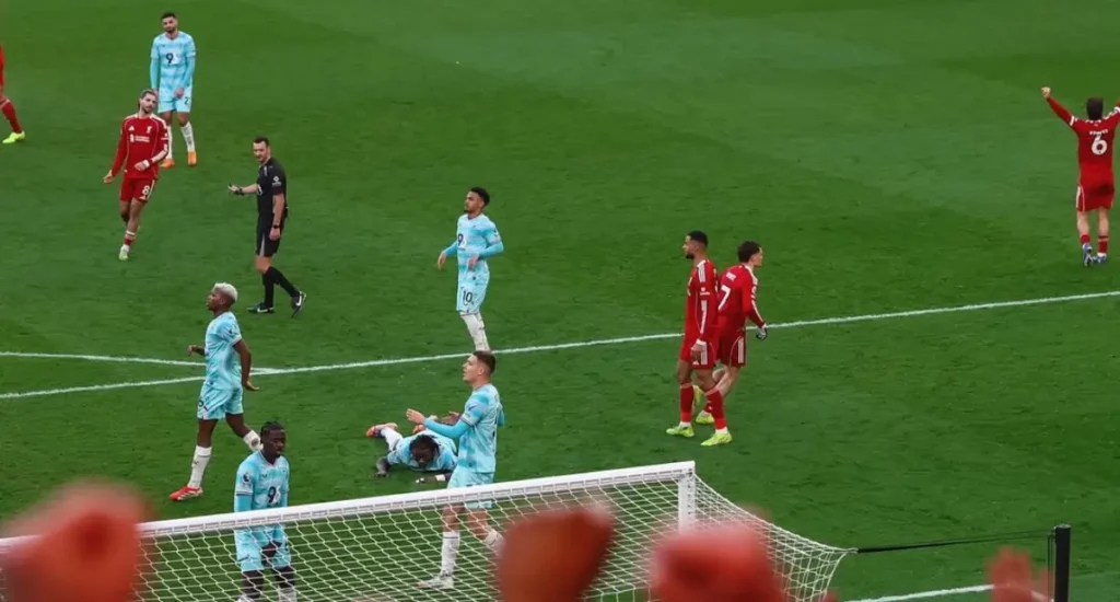 Pemain Liverpool tampak kecewa usai ditahan imbang Burnley 1-1 pada laga Premier League di Anfield. (instagram.com/liverpoolfc)