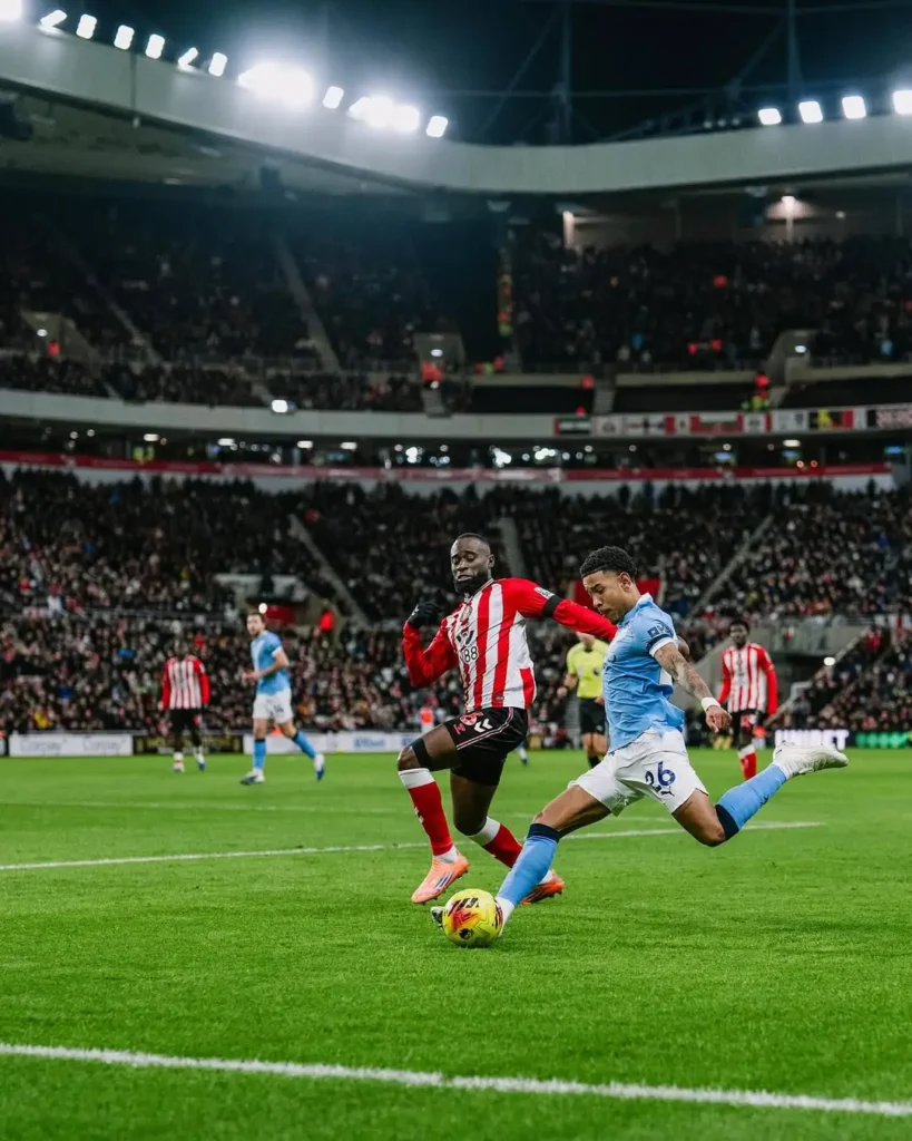Pemain Manchester City berusaha menembus pertahanan Sunderland pada laga Premier League di Stadium of Light. (instagram.com/mancity)