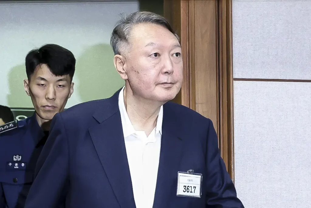 Mantan Presiden Korea Selatan Yoon Suk Yeol menghadiri sidang vonis di Pengadilan Distrik Pusat Seoul. (Foto : News1)