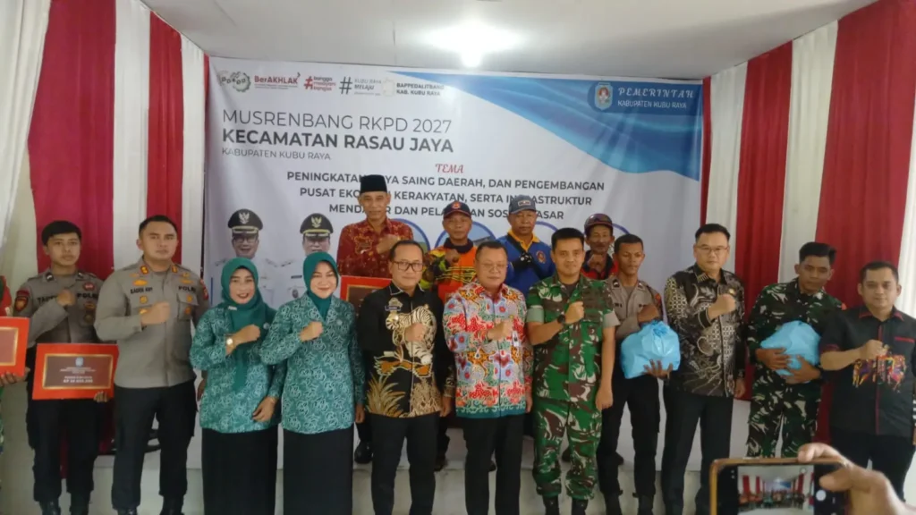 Bupati Kubu Raya Sujiwo menyampaikan arahan pada Musrenbang RKPD 2027 Kecamatan Rasau Jaya.