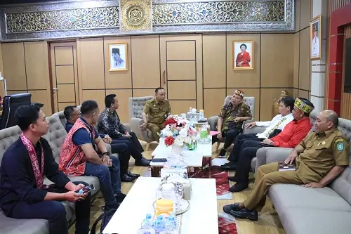 Wakil Gubernur Kalbar Krisantus Kurniawan menerima audiensi panitia Naik Dango ke-41 di Pontianak. (MC Kalbar)