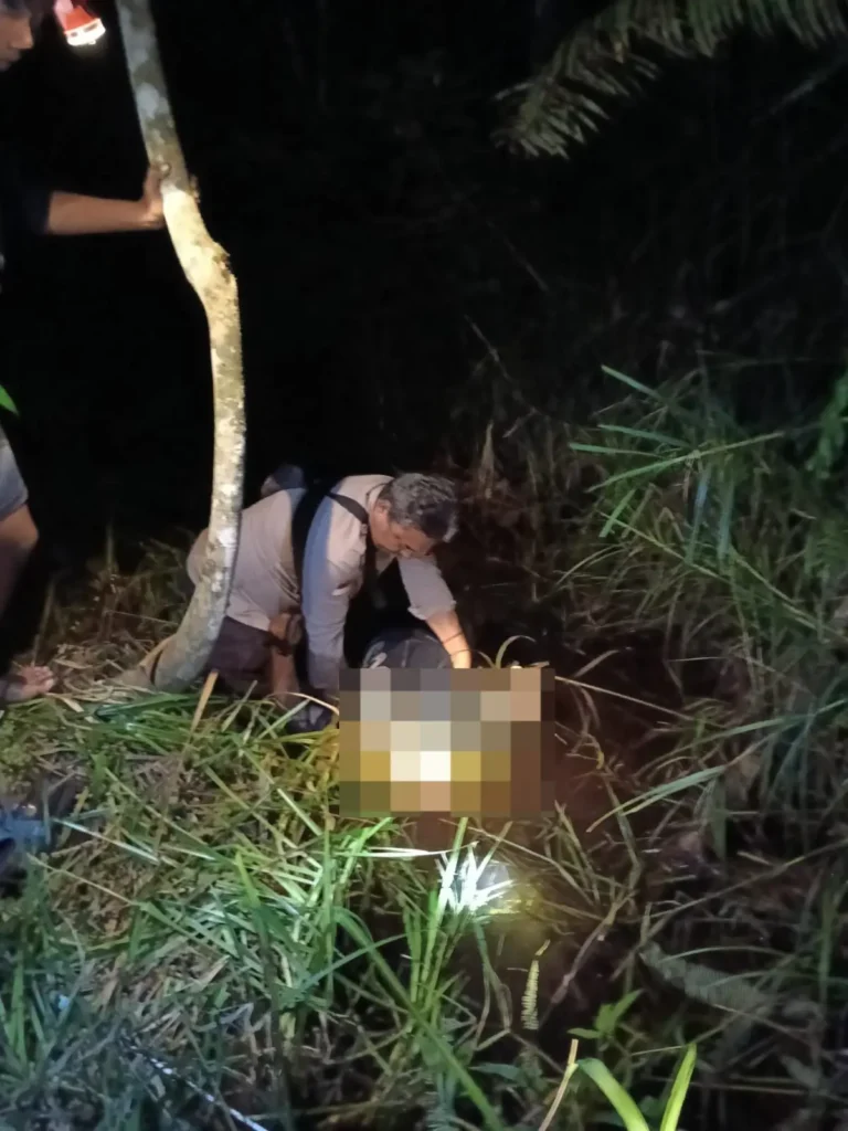 Petugas kepolisian mengevakuasi jenazah pemancing yang ditemukan meninggal di parit dekat Jalan Lintas Selatan, Kecamatan Mentebah, Kapuas Hulu