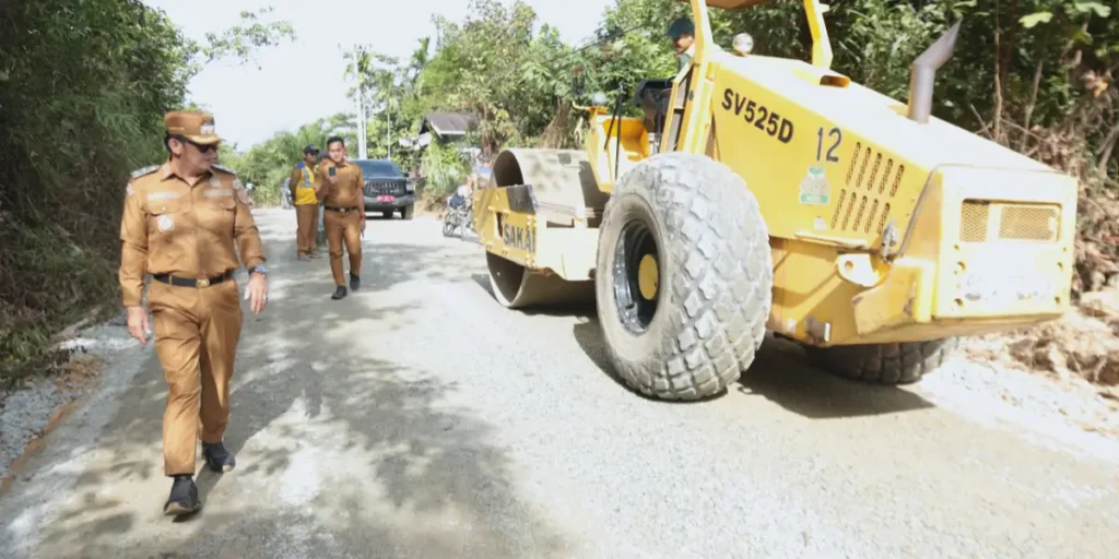 Wakil Wali Kota Singkawang Muhammadin meninjau pembangunan Jalan Gambir di Singkawang Timur. (Dok. MC Singkawang)