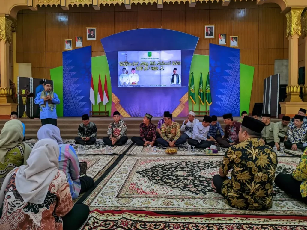 Bupati Sambas H. Satono bersama Wakil Bupati dan ASN saat peringatan Israk Mikraj 1447 H di Aula Kantor Bupati Sambas. (Dok. MC Sambas)