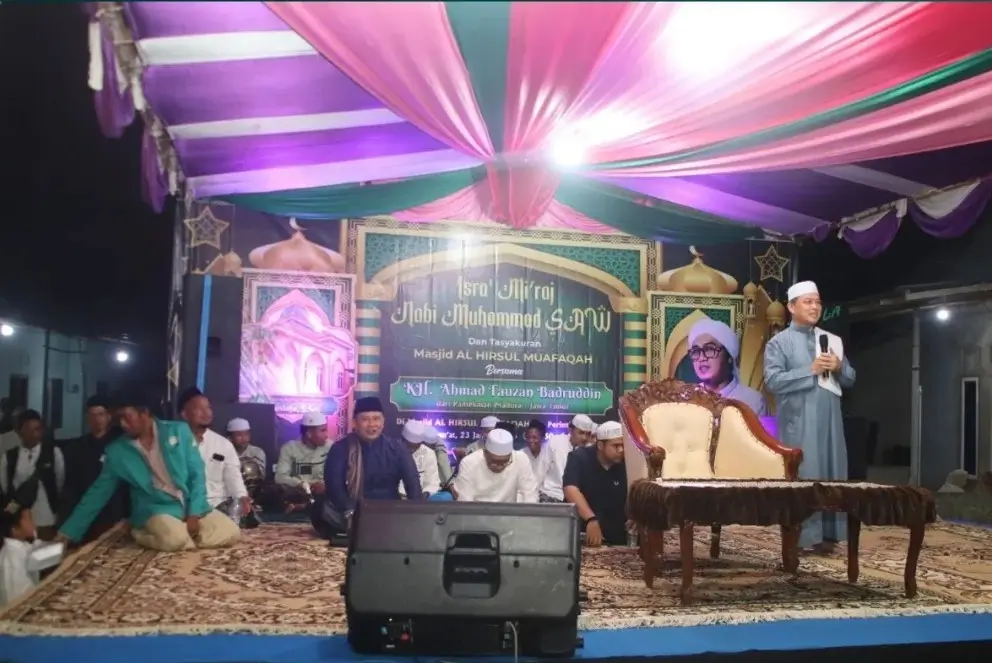 Gubernur Kalbar Ria Norsan memberikan sambutan saat peresmian Masjid Al Hirsul Muafaqah di Kubu Raya, Jumat (23/1). (Foto : Instagram/@adpim.provkalbar)