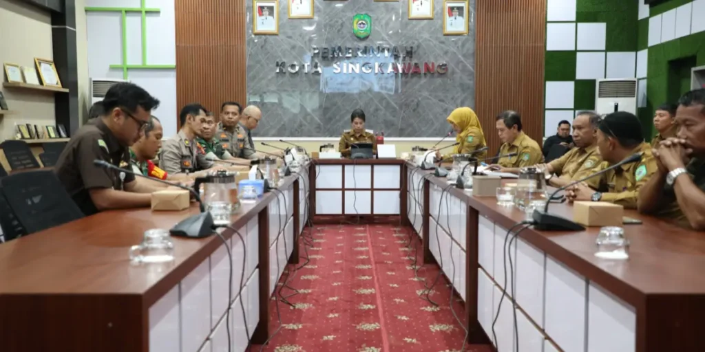 Wali Kota Singkawang Tjhai Chui Mie memimpin rapat koordinasi perkuatan tebing Sungai Singkawang. (MC Singkawang)