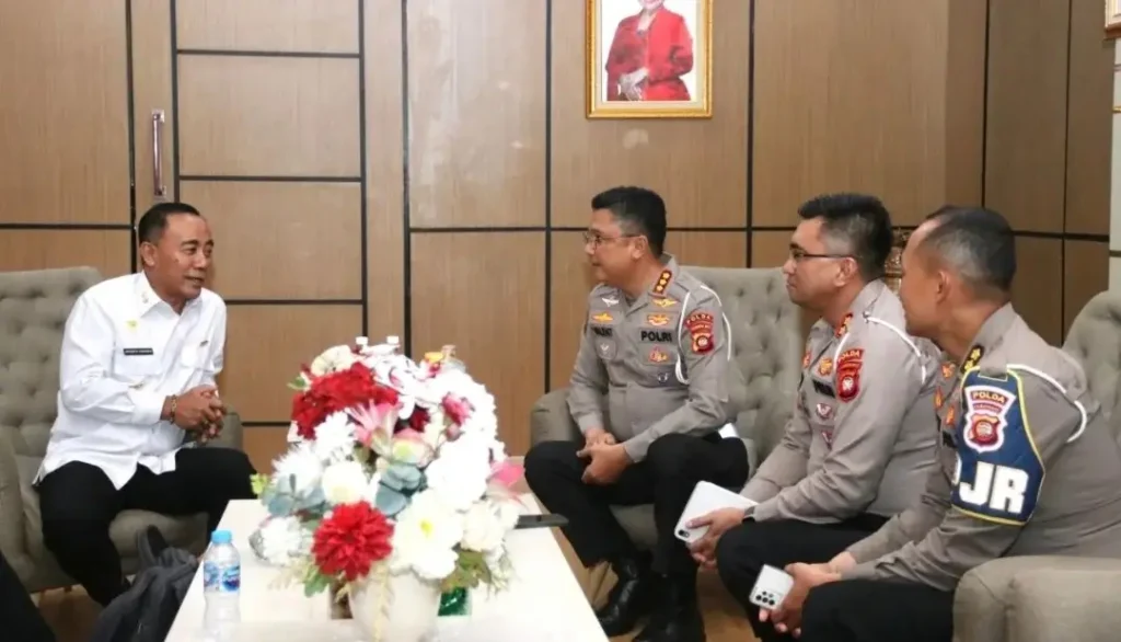 Wagub Kalbar Krisantus Kurniawan saat audiensi perluasan ETLE bersama Ditlantas Polda Kalbar. (instagram.com/adpim.provkalbar)