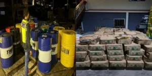 Petugas Polisi Sarawak memperlihatkan barang bukti penyelundupan asal Indonesia senilai RM1,4 juta yang disita dalam operasi di Bau.