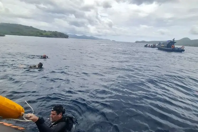 Tim SAR gabungan melakukan pencarian korban tenggelamnya kapal wisata KM Putri Sakinah di perairan Selat Padar, Labuan Bajo, Nusa Tenggara Timur. (Basarnas Maumere)