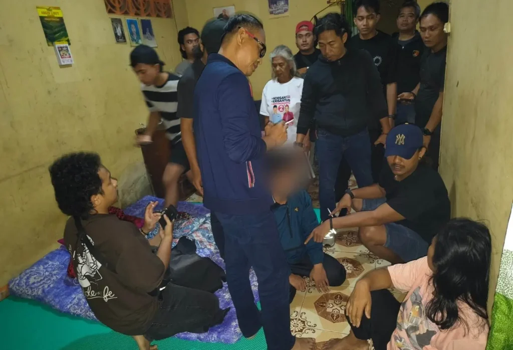 Polisi mengamankan pelaku pembunuhan di kamar kos Sanggau, Kalimantan Barat. (Dok. Polres Sanggau)