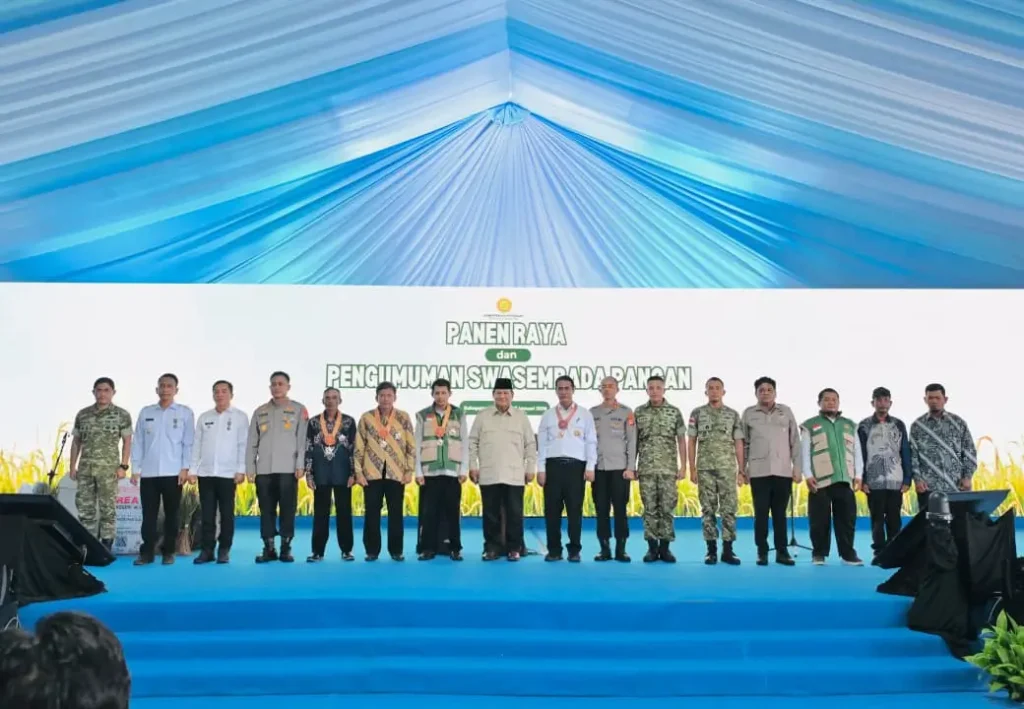 Presiden Prabowo Subianto menganugerahkan tanda kehormatan pada momen swasembada pangan 2025 di Karawang. (Foto: BPMI Setpres/Laily Rachev)