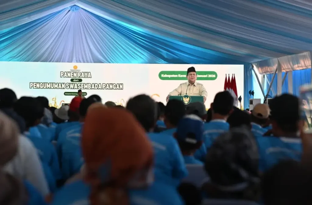 Presiden Prabowo Subianto mengumumkan swasembada pangan Indonesia 2025 saat Panen Raya di Karawang. (Foto: BPMI Setpres/Laily Rachev)