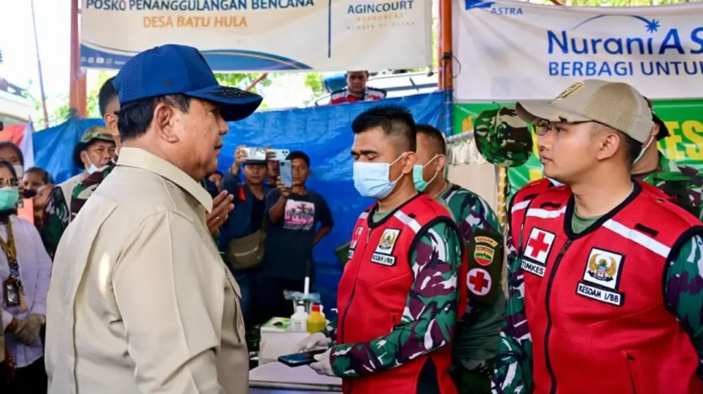 Presiden Prabowo Subianto meninjau Posko Kesehatan Kodam I/Bukit Barisan di Batang Toru, Tapanuli Selatan. (BPMI Setpres/Rusman |)
