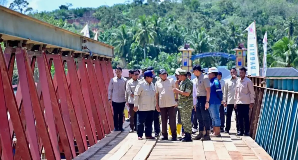 Presiden Prabowo Subianto meninjau pembangunan Jembatan Bailey Sungai Garoga di Batang Toru, Tapanuli Selatan. (BPMI Setpres/Rusman)