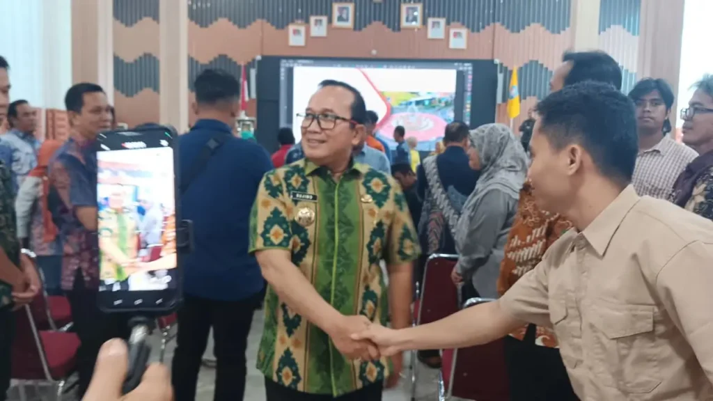Bupati Kubu Raya Sujiwo membuka konsultasi publik rancangan awal RKPD 2027 di Aula Praja Utama. (ird/kominfokkr)