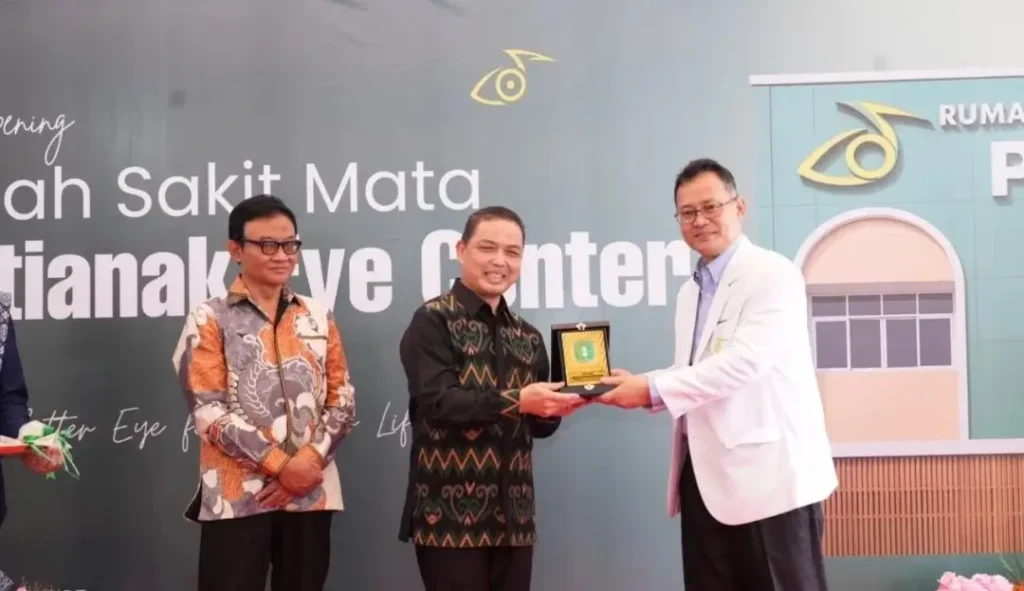 Gubernur Kalbar, Ria Norsan,meresmikan Rumah Sakit Mata Pontianak Eye Center (PEC) melalui seremoni grand opening, Sabtu (24/1/2026). (instagram/@adpim.provkalbar)