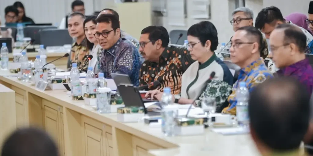 Wamen Komunikasi dan Digital Nezar Patria menyampaikan penguatan Sistem Pemerintahan Berbasis Elektronik dalam rapat kerja bersama DPD RI. (Dok. Komdigi)