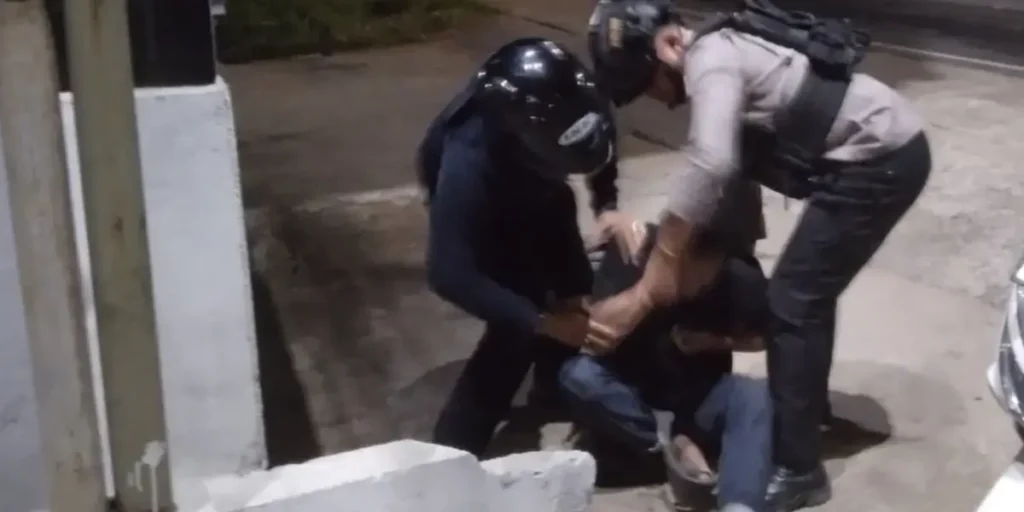 Personel Satbrimob Polda Kalbar melakukan patroli malam dan pengamanan wilayah di Kota Pontianak. (Dok. Polda Kalbar)