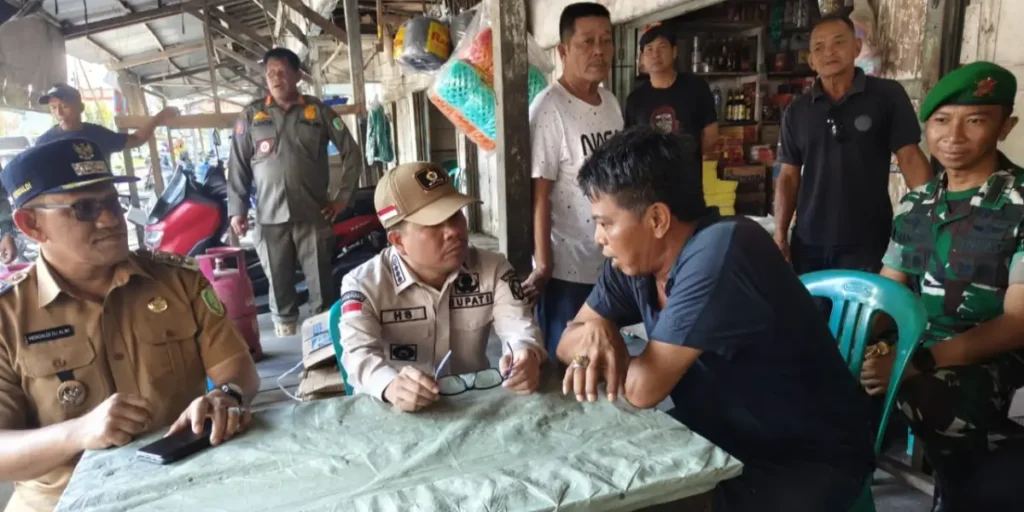 Bupati dan Wakil Bupati Sambas, Satono-Heroaldi, duduk santai ngopi bareng warga Jawai menyerap aspirasi masyarakat. (MC Sambas)