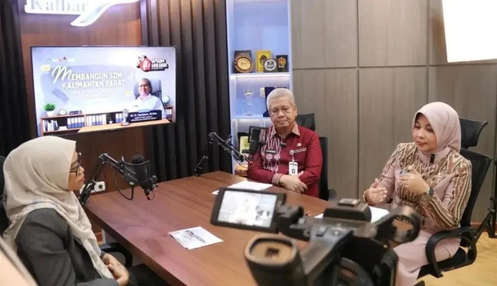 Sekda Kalbar Harisson bersama Kepala BPSDM Kalbar Windy Prihastari dalam podcast penguatan SDM ASN di Kantor BPSDM Provinsi Kalbar, Kamis (15/1/2026). (instagram.com/adpim.provkalbar)