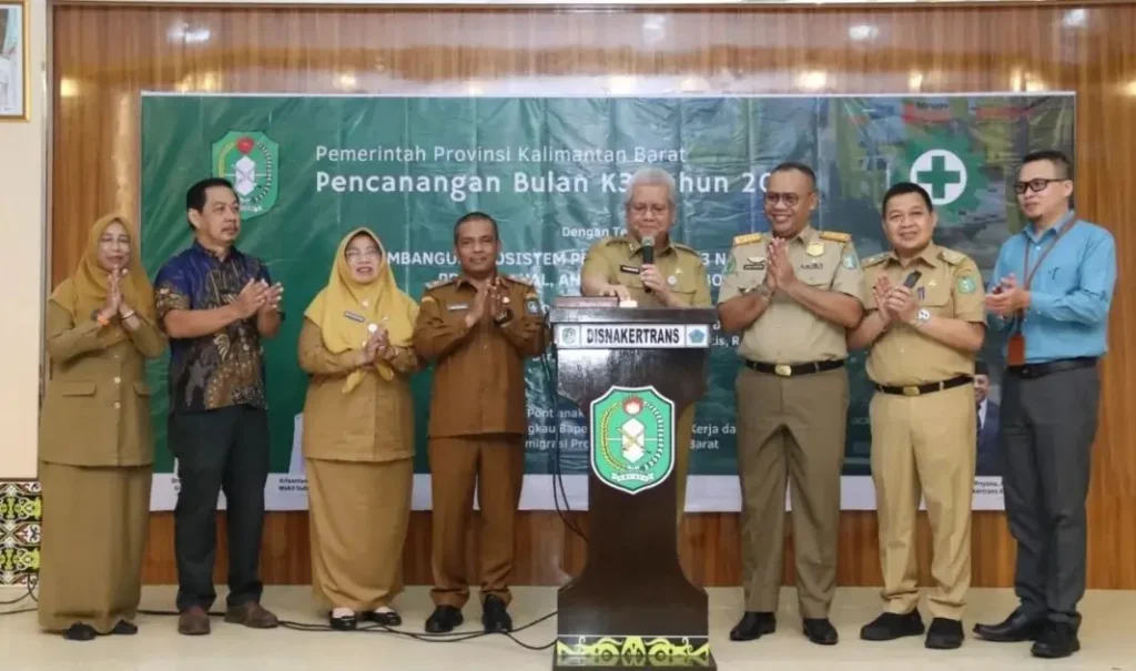 Sekda Kalbar Harisson mencanangkan Bulan Keselamatan dan Kesehatan Kerja 2026 di Pontianak. (instagram.com/adpim.provkalbar)