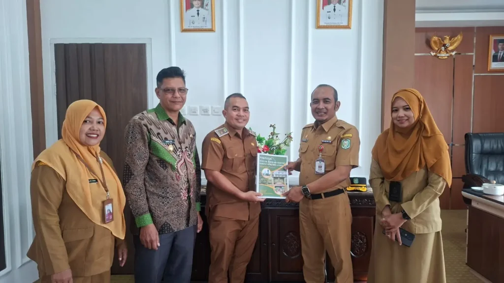 Wakil Bupati Kayong Utara menyerahkan proposal pembangunan Sekolah Rakyat kepada Dinas Sosial Provinsi Kalimantan Barat. (Diskominfo-KKU)