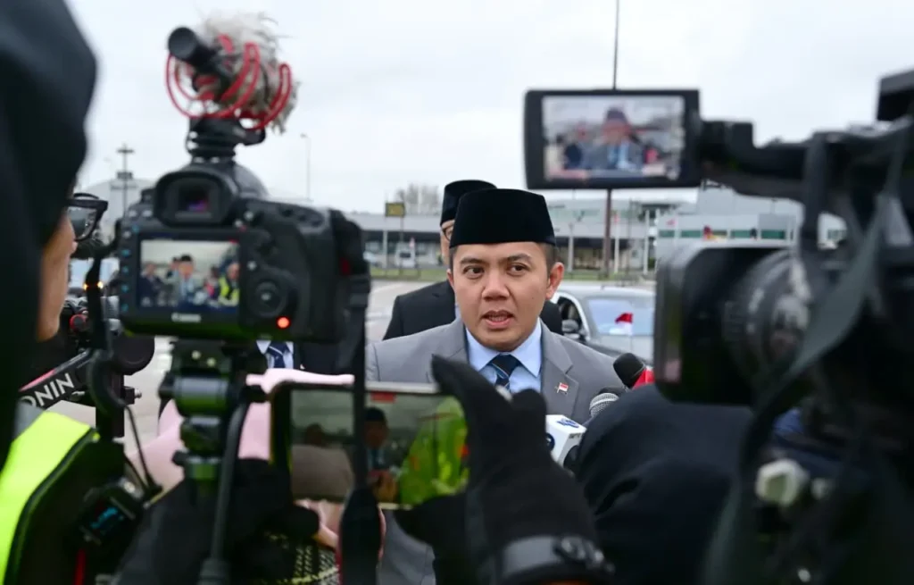 Sekretaris Kabinet Teddy Indra Wijaya menyampaikan keterangan pers terkait hasil kunjungan kerja Presiden di London. (BPMI Setpres/Muchlis Jr)