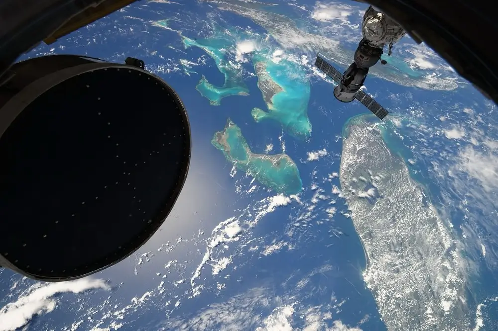 Stasiun Luar Angkasa Internasional (ISS) saat beroperasi di orbit Bumi terkait evakuasi medis kru oleh NASA. (instagram.com/iss)