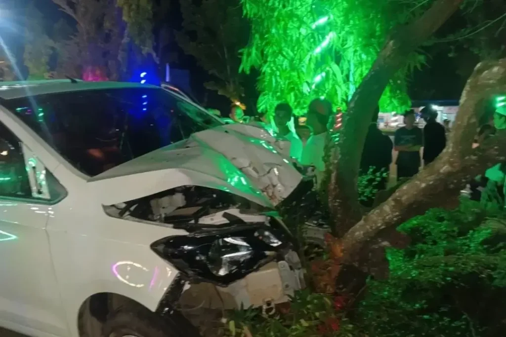 Kondisi mobil pick up dan sepeda motor usai tabrakan beruntun di Bundaran Mayor Alianyang Kubu Raya. (Foto : tbnewspolreskuburaya.id)