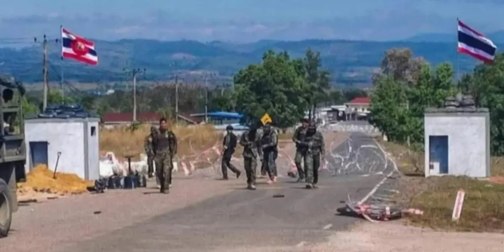 Tentara Thailand berjaga di wilayah perbatasan Kamboja yang diklaim masih diduduki pasukan Thailand. (x.com/chantha_ch65974)