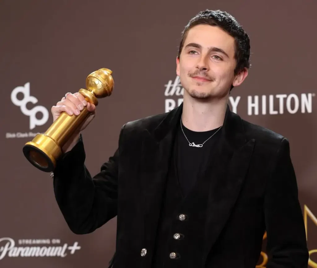 Timothée Chalamet memegang piala Golden Globe pertamanya usai menang lewat film A Complete Unknown di Beverly Hills. (instagram.com/mtv)