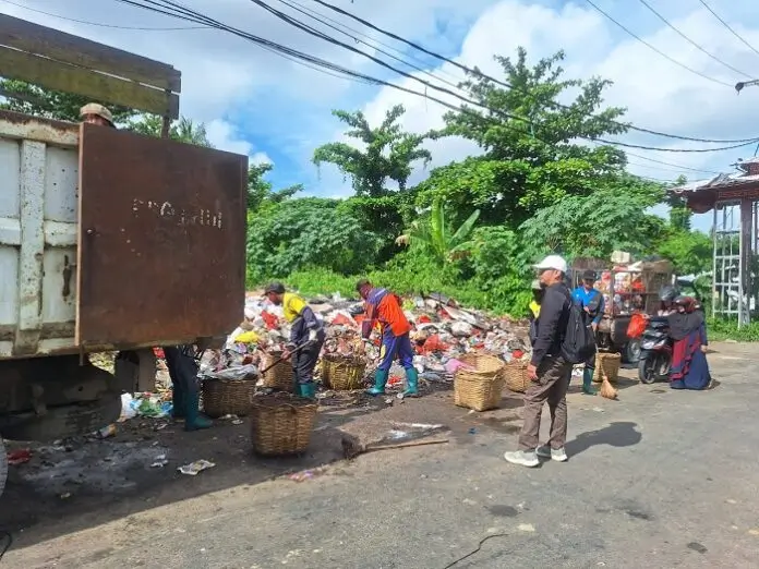 Tumpukan sampah kulit durian mendominasi volume sampah di Kota Singkawang saat lonjakan wisata awal 2026. (MC singkawang)